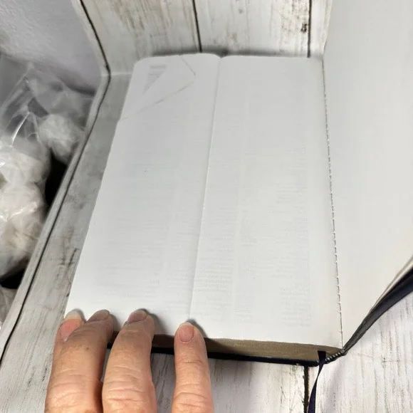 Andrews Study Bible NKJV 2010 Andrews University Press Dark Blue Light Wear - Picture 16 of 16